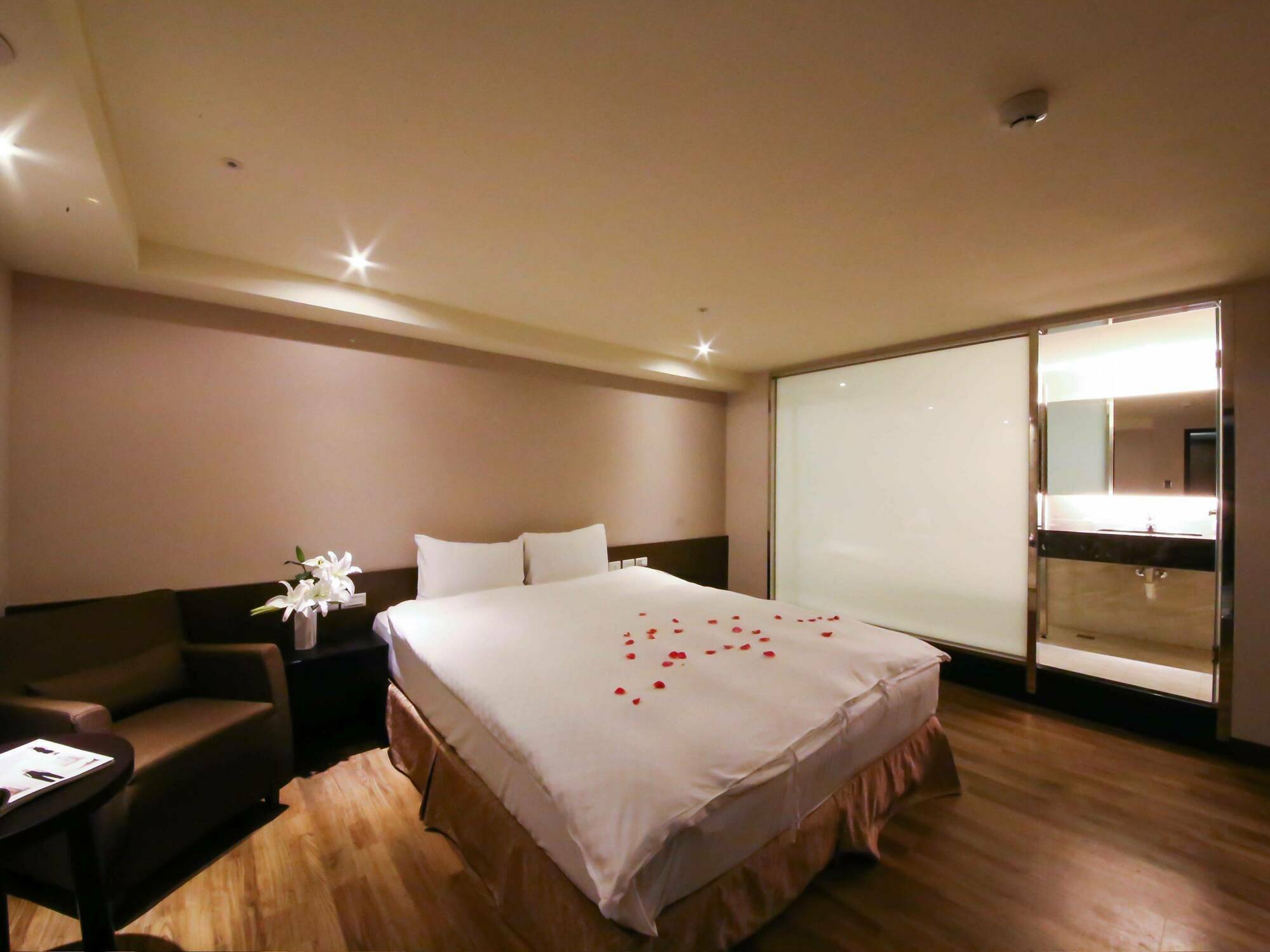 Jai Chateau Hotels & Hostels Tainan Bagian luar foto